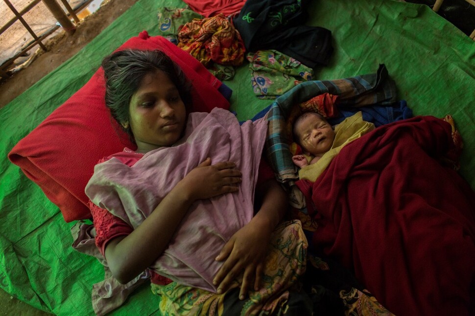 방글라데시 쿠투팔롱 난민캠프에서 갓 태어난 로힝야족 아기. UNHCR 통계에 의하면 2018년 기준 방글라데시 난민촌 내에서 매일 60명의 로힝야 신생아가 태어난다고 한다. 콕스 바자르, 방글라데시. 2017년 11월