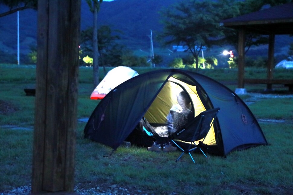 참가자들은 잠을 잘 때도 ‘사회적 거리’를 지켜 3m 간격으로 설치한 1인용 텐트에서 잠을 청했다. 