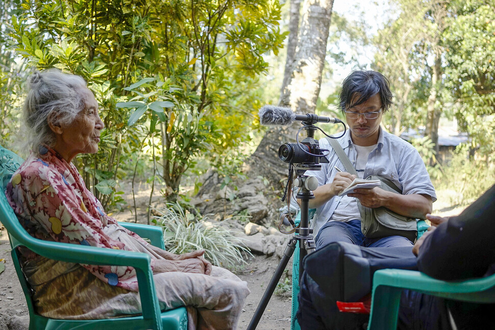 Ahn Se-hong, a Zainichi Korean photographer who has met with over 140 former comfort women throughout Asia over the past 25 years. (provided by Geulhangari)