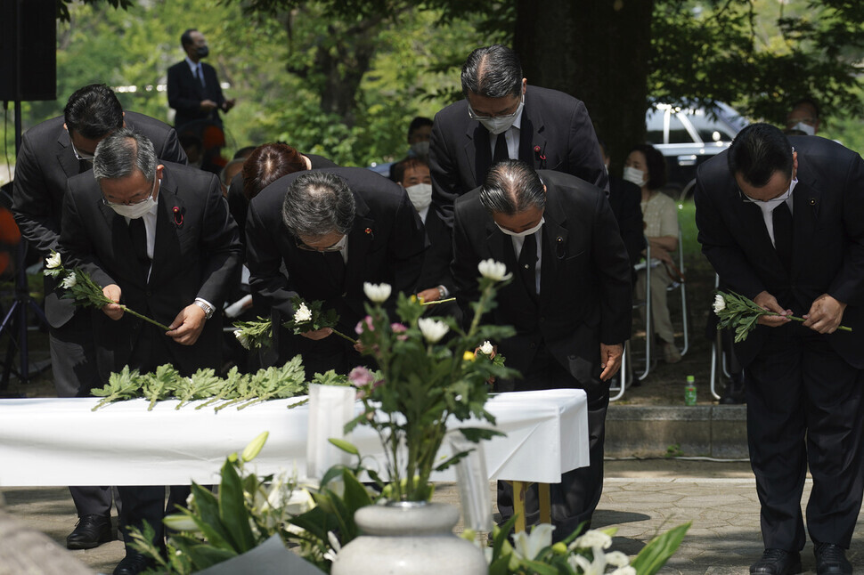 People pay tribute to Korean victims of the atom bomb blast at Hiroshima Peace Memorial Park on Aug. 5. (AP/Yonhap News)
