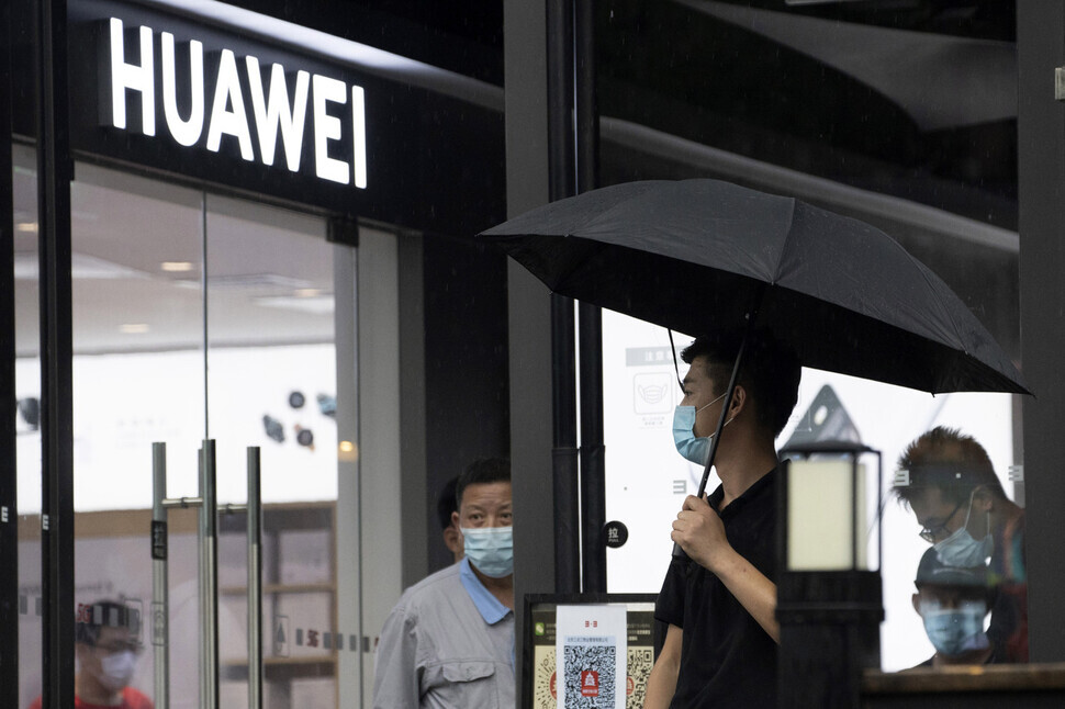 Customers at a Huawei store in Beijing on Oct. 5. (AP/Yonhap News)