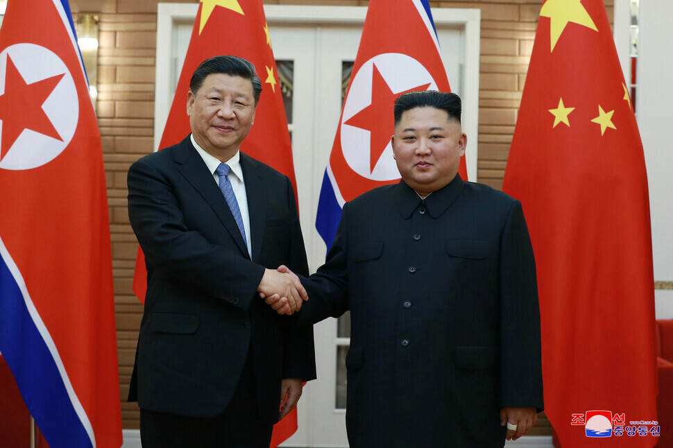 North Korean leader Kim Jong-un and Chinese President Xi Jinping shake hands ahead of their summit in Pyongyang on June 20, 2019. (Yonhap News)
