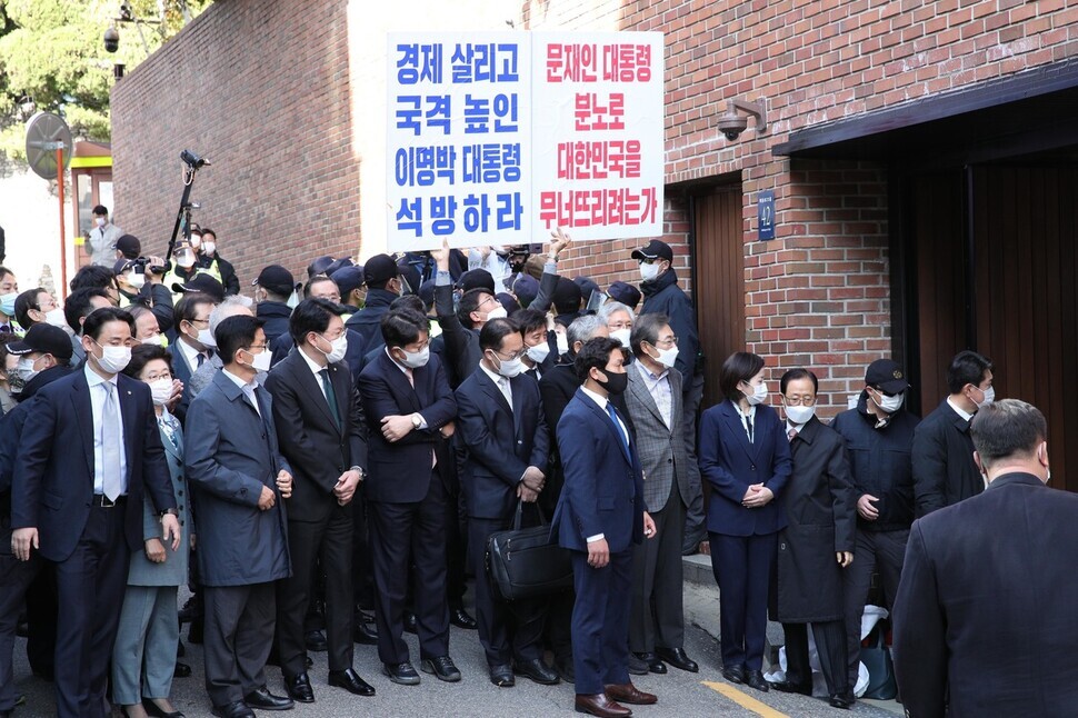 Supporters and opponents of former President Lee Myung-bak gather outside his residence in Seoul’s Gangnam District on Oct. 29. (Kim Bong-gyu, staff photographer)