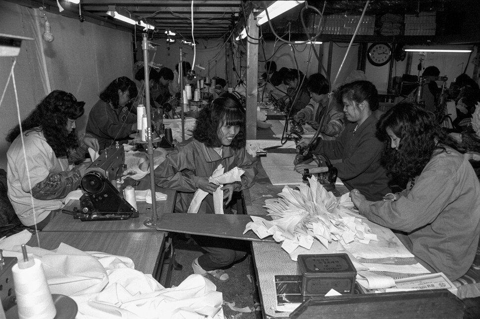 청계피복노조에 가입했던 동일상사 노동자들이 1989년 12월1일 봉제 작업을 하고 있다.<br>박용수 민주화운동기념사업회