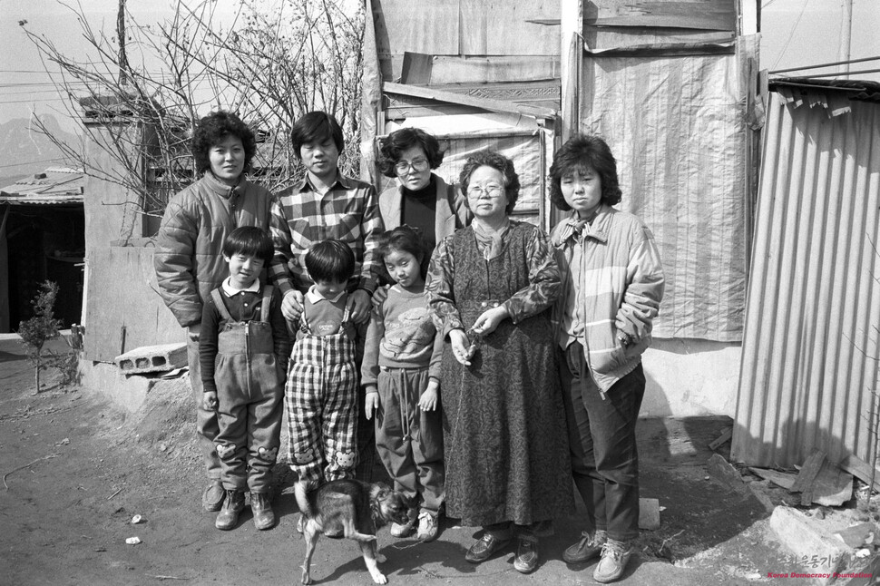 1980년대 전태일의 가족은 서울 창동의 빈민촌에 둥지를 틀었다. 어머니 이소선(오른쪽 둘째)과 동생 태삼, 순옥, 순덕이 보인다. 1987년 2월 찍었다. 전태일재단 제공