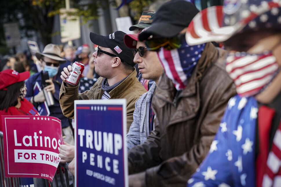 Supporters of US President Donald Trump wait for the presidential election results in Philadelphia, Pennsylvania, on Nov. 6. (AP/Yonhap News)