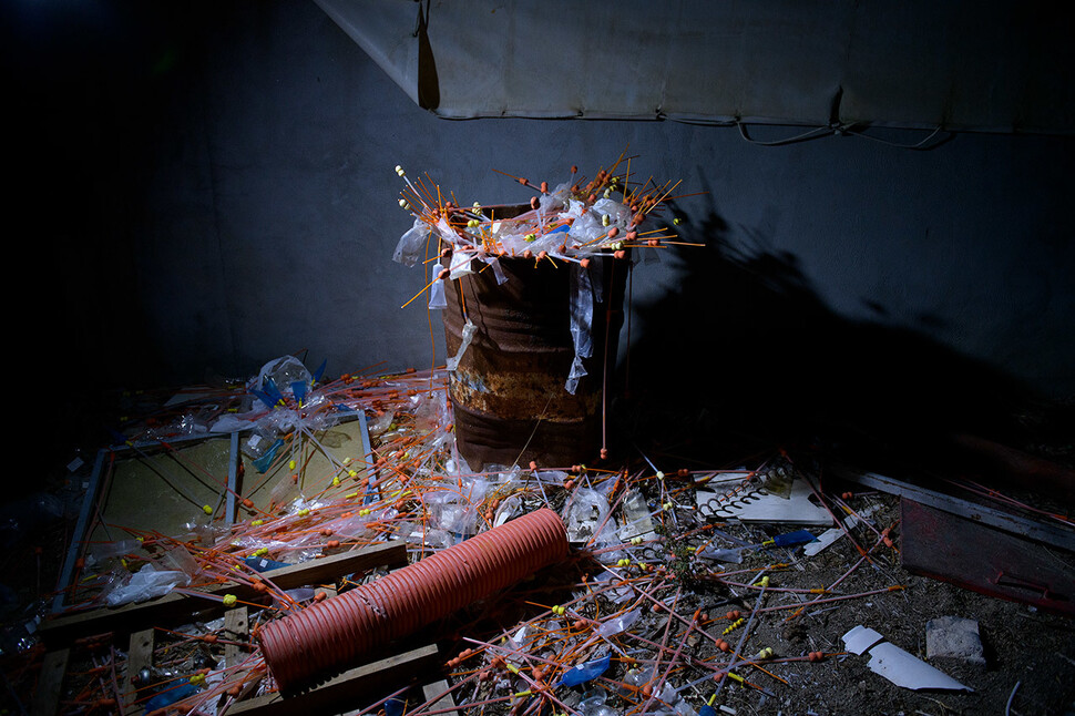 The artificial insemination instruments are scattered on the floor of the entrance to the pregnant woman.  Courtesy of Tros los Muros