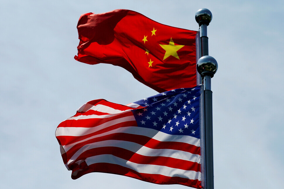 The US and Chinese flags. (Reuters/Yonhap News)