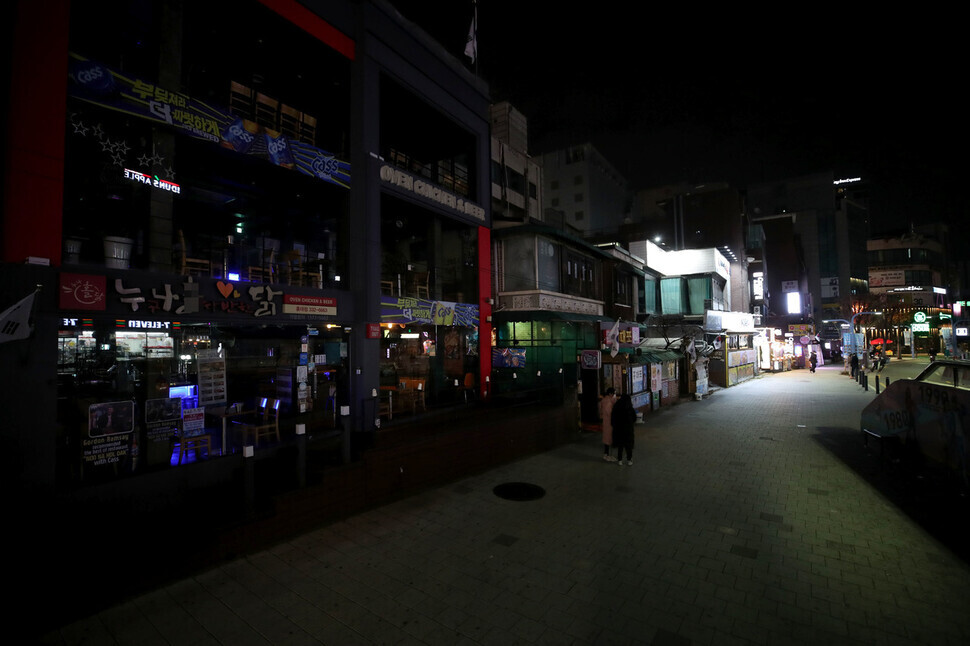 The streets of Seoul’s Hongdae area, normally known for its nightlife, are nearly empty on the night of Dec. 5. (Baek So-ah, staff photographer)