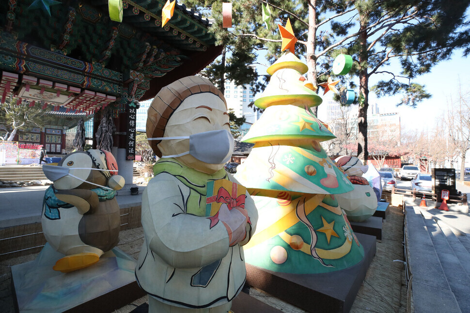 Christmas lanterns set up in front of Jogye Temple in Seoul on Dec. 17. (photos by Baek So-ah)