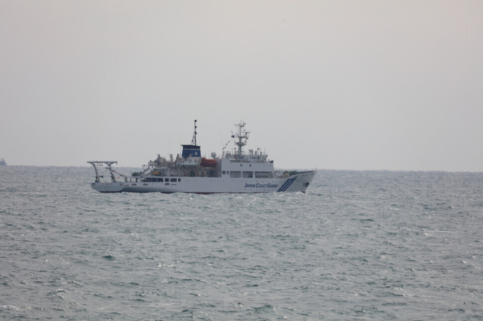 A photograph of a Japan Coast Guard ship taken by the Korea Coast Guard. (provided by the Korea Coast Guard)
