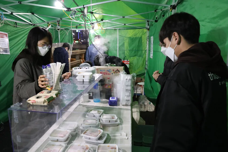 저녁 8시, 첫 활동이 시작됐다. 천막 전체는 안내데스크와 주방이 있는 본채, 식당 두채, 별채로 돼 있다. 주방을 맡았다. 청소년과 눈을 마주치고 자기소개 하기가 좋아 첫 활동으로 좋다는 조언 때문이었다. 장철규 선임기자 chang21@hani.co.kr