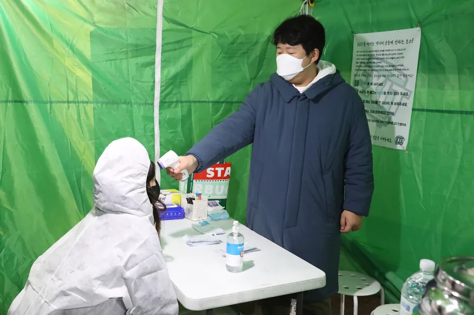 지난해 8월15일 광화문 집회 이후 서울에서 집단감염의 조짐이 보이면서 엑시트는 아웃리치 활동을 전면 중지하기도 했다. 그런데 그때 “밥 좀 줘. 버스에서 좀 쉬자”는 청소년들의 항의가 들어오기 시작했다. 활동가들은 이 모습에 오히려 고무됐다. 4주 만에 활동 전면 재개를 결정할 명분이 됐다. 천막에서 체온 측정을 하는 모습. 장철규 선임기자 chang21@hani.co.kr