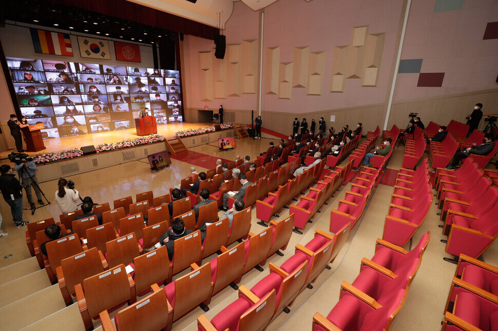 Dongguk University’s matriculation ceremony for the academic year 2021 was held virtually on Feb. 22. (Kim Hye-yun)