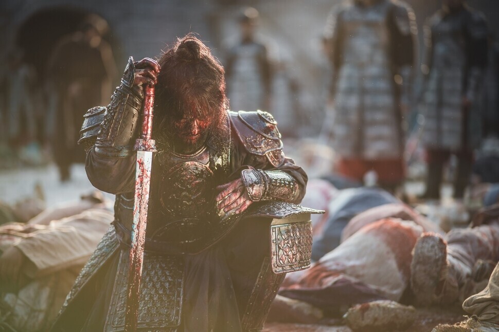 Quite a few viewers were perturbed by scenes that showed Taejong (Kam Woo-sung) massacring commoners with a sword after seeing a vision, or Grand Prince Chungnyeong (Jang Dong-yoon) dismissively explaining that Mokjo, one of the dynasty's six great ancestors, had settled in Samcheok after 