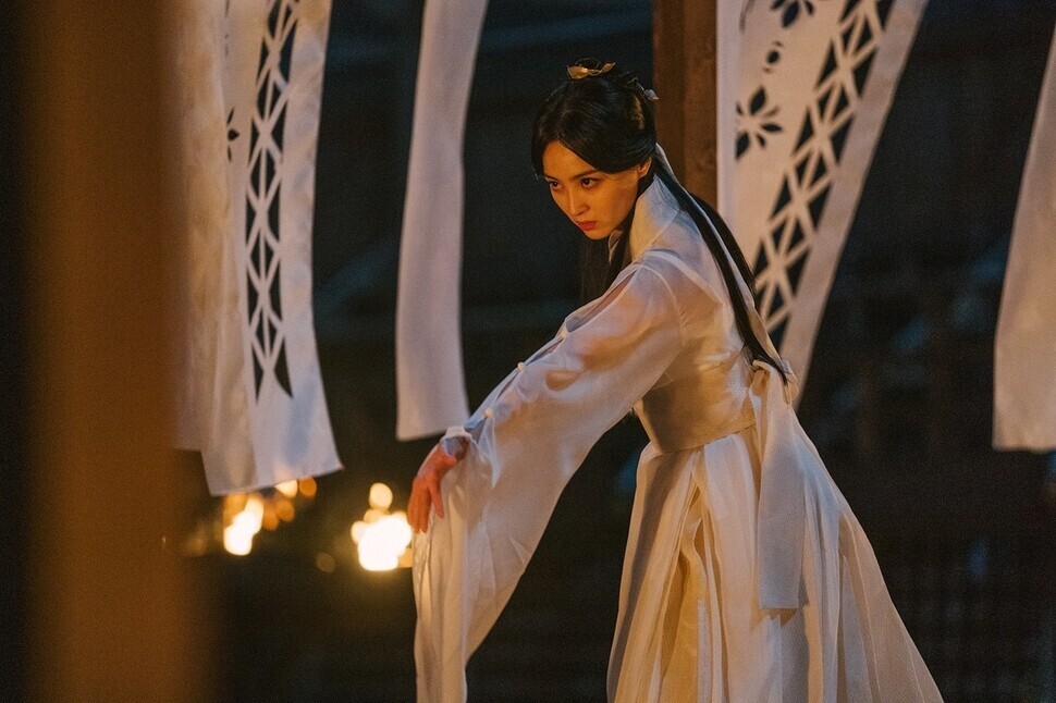 Viewers pointed out that the dress in the still is reminiscent of traditional Chinese clothing. (provided by SBS)