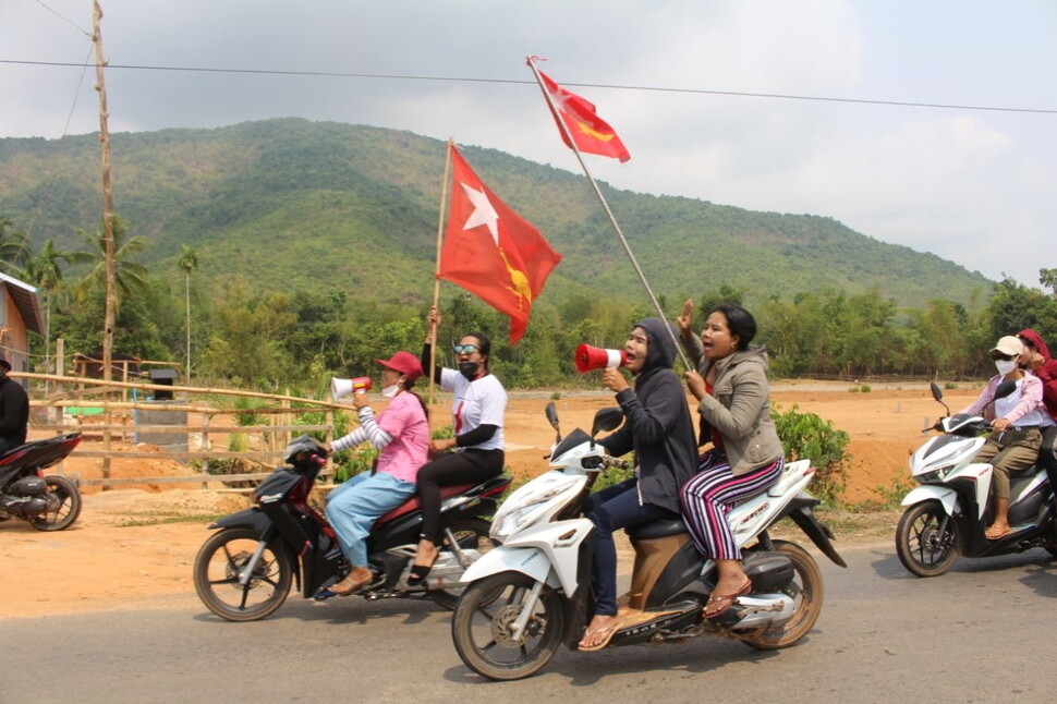 미얀마의 어머니와 시민들이 3월26일 다웨이 거리에서 모터사이클을 탄 채 행진하며 시민들의 참여를 호소하고 있다. 