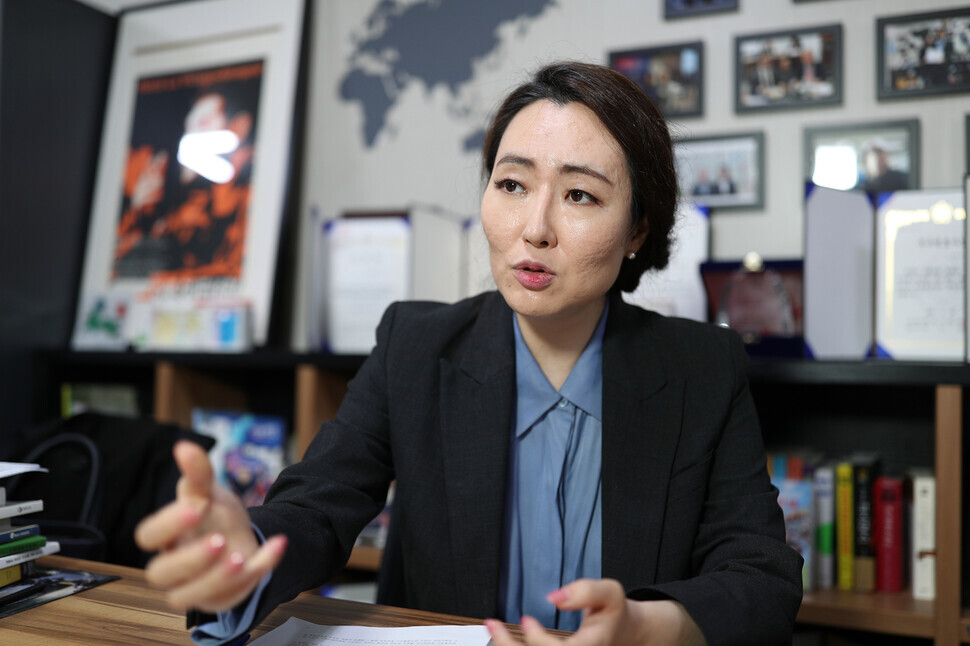 Jeon Su-mi, a human rights attorney who has been involved in the North Korean human rights issue for 20 years and director of an NGO called Coalition for Reconciliation and Peace, talks during an interview with the Hankyoreh on April 1 in the NGO’s office. (Kim Bong-gyu/The Hankyoreh)