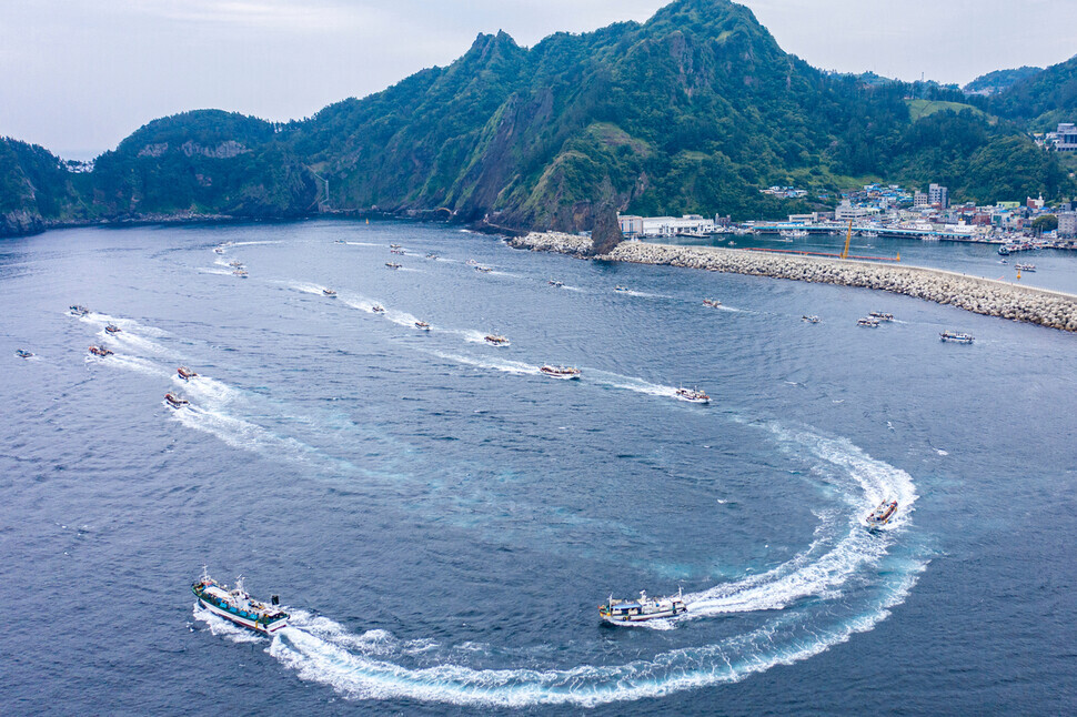 Fishing boats sail in formation in the harbor of Ulleung Island as part of local fishers’ protest on Monday against Japan’s decision to release contaminated water from the Fukushima Daiichi Nuclear Power Plant. (provided by Ulleung County)