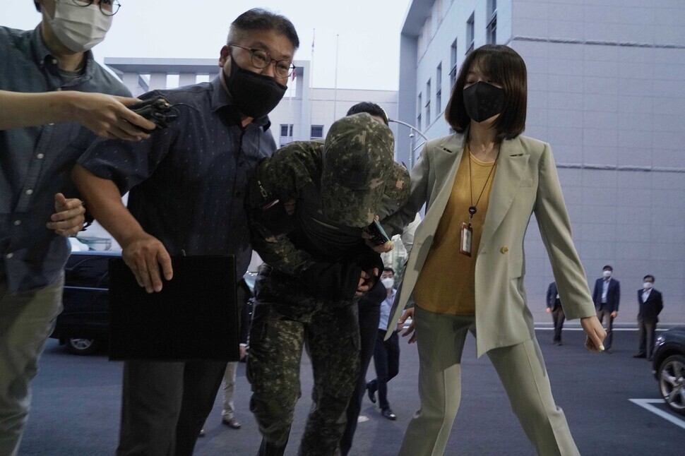 An Air Force master sergeant surnamed Jang, alleged to have committed sexual harassment on a fellow master sergeant that drove her to suicide, is taken into the Defense Ministry's regular military court in Seoul on Tuesday. (provided by the Ministry of National Defense)