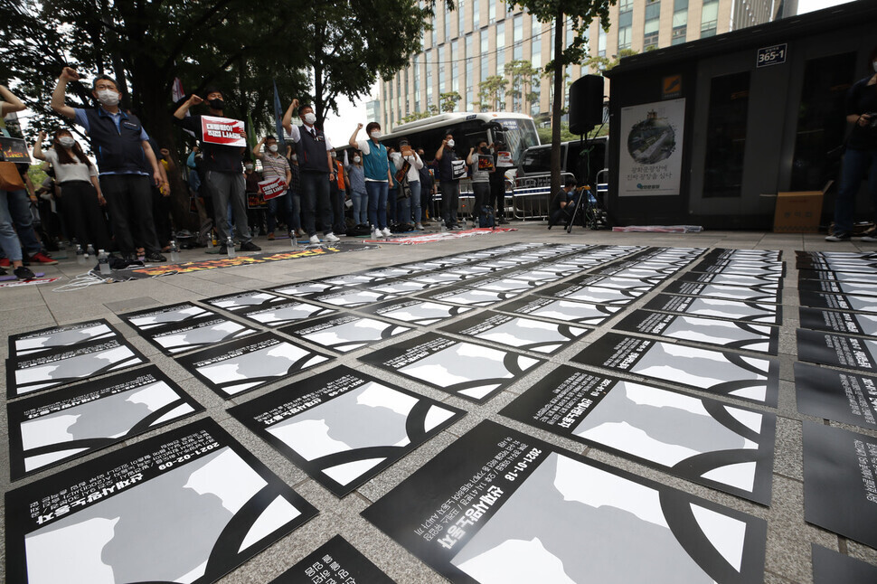 A joint memorial service for the victims of workplace accidents and disasters takes place on Saturday in front of the Seoul Regional Employment and Labor Office. (Lee Jeong-a/The Hankyoreh)