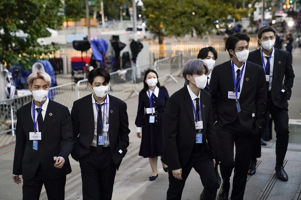 Members of BTS arrive at UN Headquarters in New York on Monday to take part in the opening session of the SDG Moment forum at the 76th Session of the UN General Assembly. (AFP/Yonhap News)