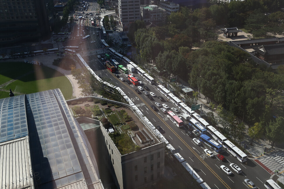 Police busses line the streets in central Seoul’s Gwanghwamun and Jongro neighborhoods to block the general strike by KCTU scheduled for Wednesday.(Yoon Woon-sik/The Hankyoreh)