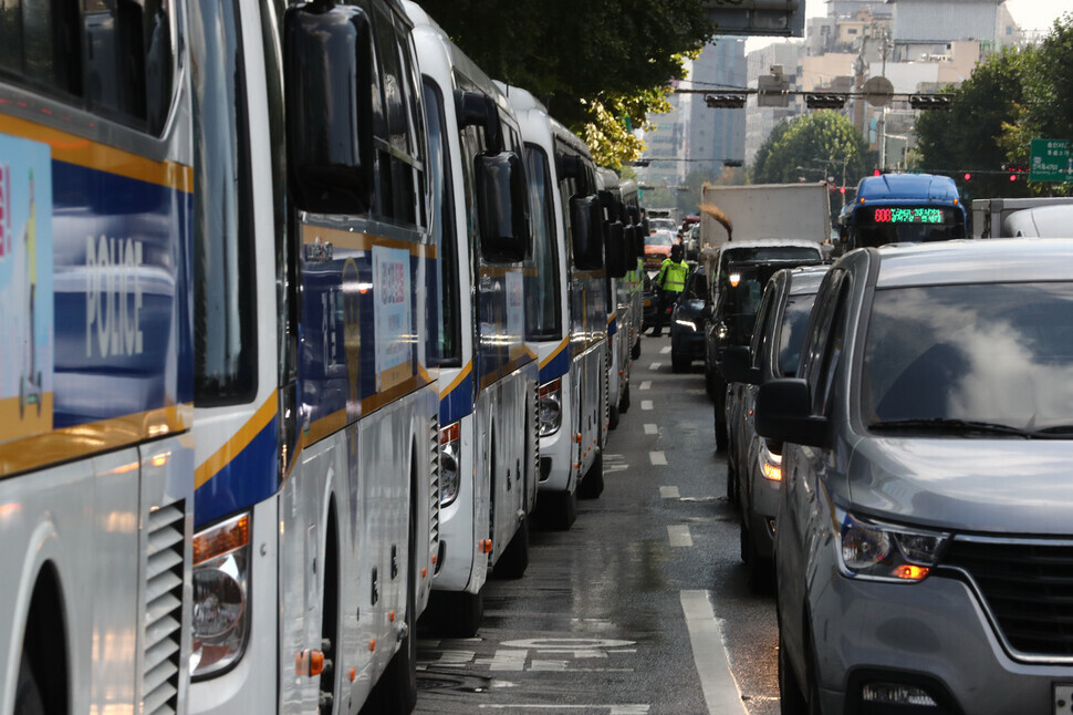Police busses line the streets in central Seoul, causing traffic problems. (Yoon Woon-sik/The Hankyoreh)