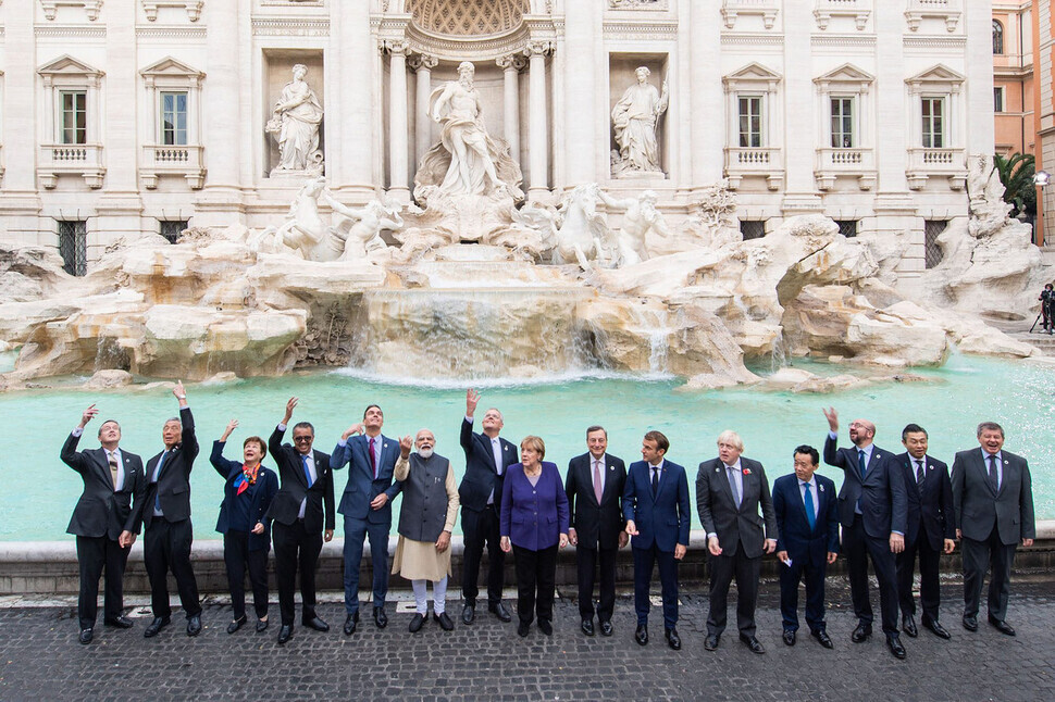 G20 leaders gathered in Rome, Italy, for the G20 summit toss coins into the Trevi Fountain on Sunday. (UPI/Yonhap News)
