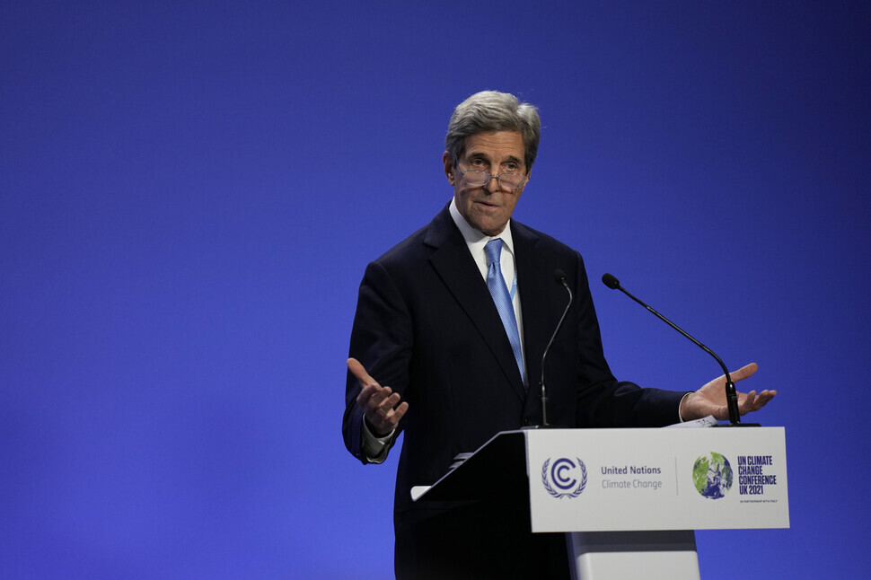 John Kerry, the US special presidential envoy for climate, delivers an address on Wednesday at the COP26 climate summit held in Glasgow, Scotland. (EPA/Yonhap News)
