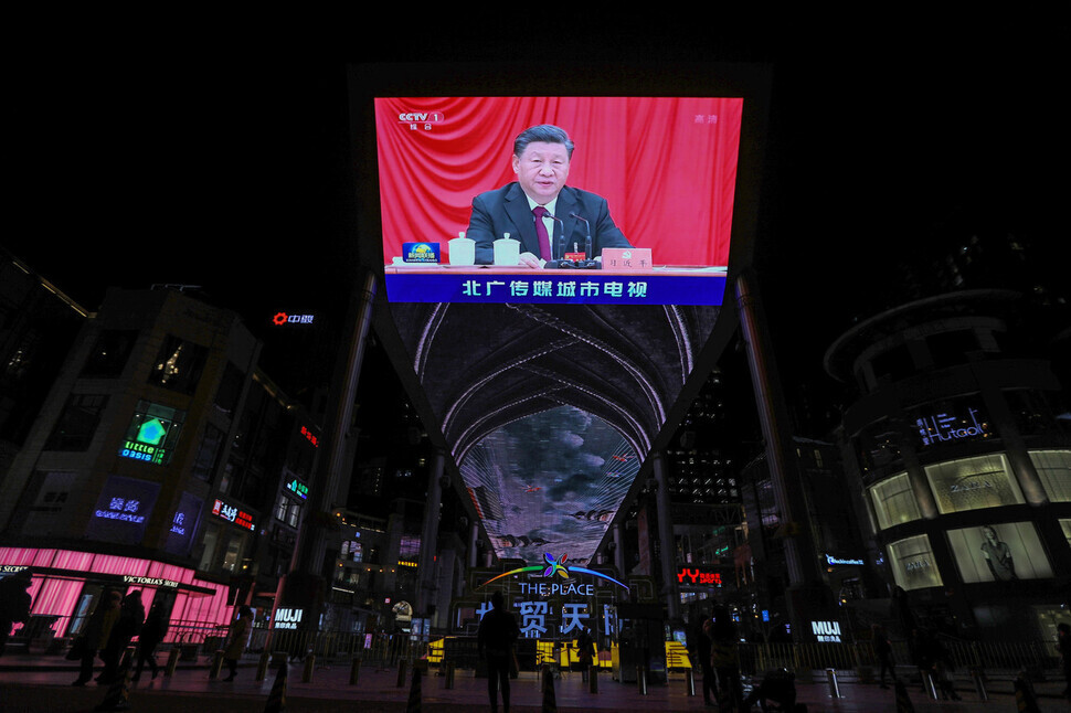 A large screen in Beijing, China, shows Chinese President Xi Jinping speaking at the sixth plenary session of the 19th Central Committee of the Communist Party of China on Thursday. (Reuters/Yonhap News)