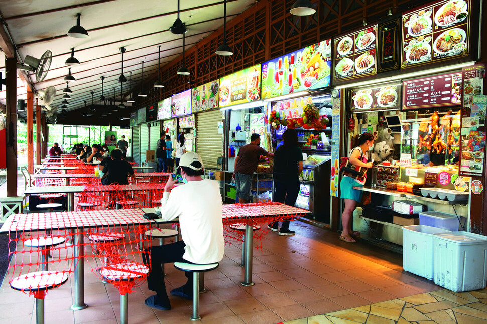 시민과 관광객들이 지난 17일 싱가포르의 뉴턴 호커센터에서 식사하고 있다. 허윤희 기자