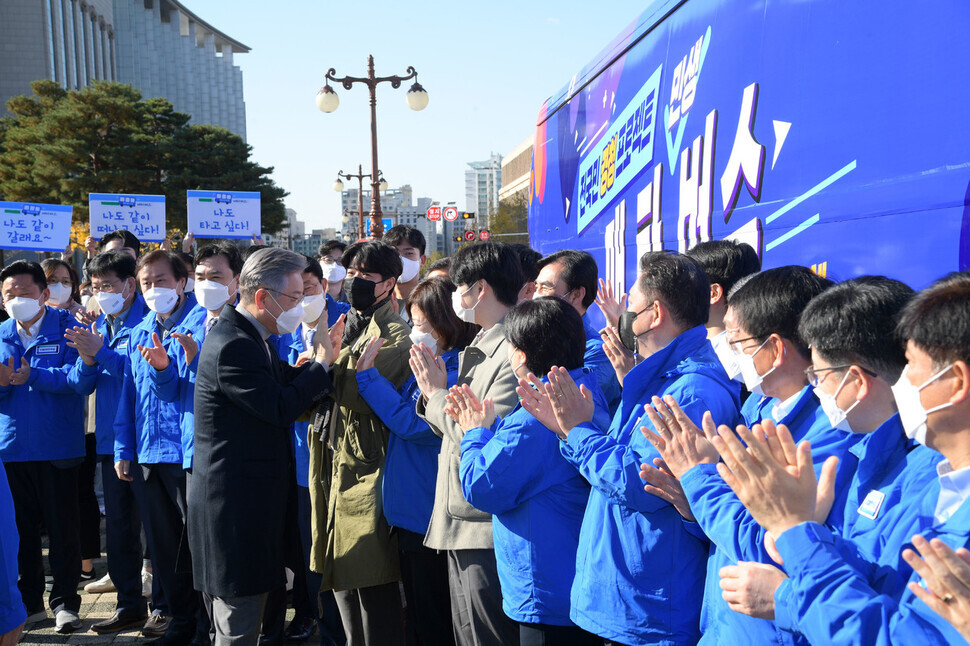 Democratic Party presidential candidate Lee Jae-myung greets party members outside the National Assembly building in Yeouido, Seoul, on the morning of Nov. 12. (pool photo)