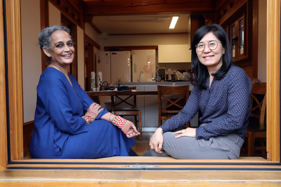 Writer Arundhati Roy (left) and Park Hye-young (right), a professor at Inha University, pose for a photo at a guest house in Eunpyeong Hanok Village on Nov. 24. (Kim Tae-hyeong/The Hankyoreh)