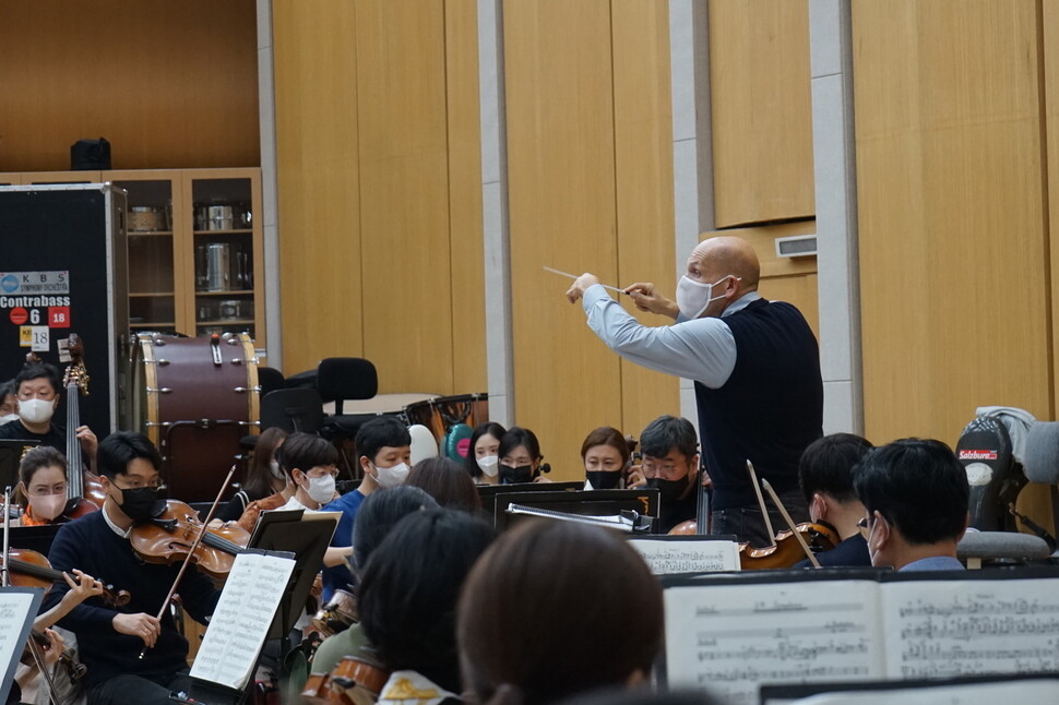 뉴욕필하모닉 음악감독인 야프 판즈베던이 케이비에스(KBS)교향악단을 지휘하기에 앞서 리허설을 진행하고 있다. KBS교향악단 제공