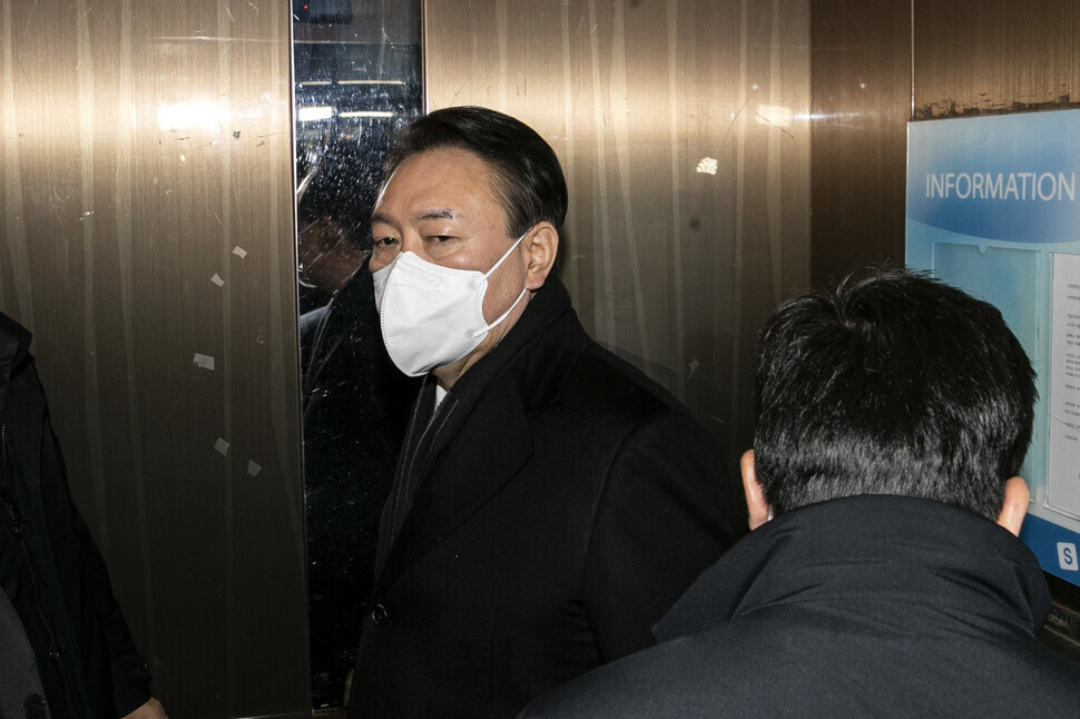People Power Party presidential nominee Yoon Suk-yeol takes the elevator at the party’s headquarters in Seoul’s Yeongdeungpo District on Monday morning after abruptly canceling his remaining campaign stops. (pool photo)