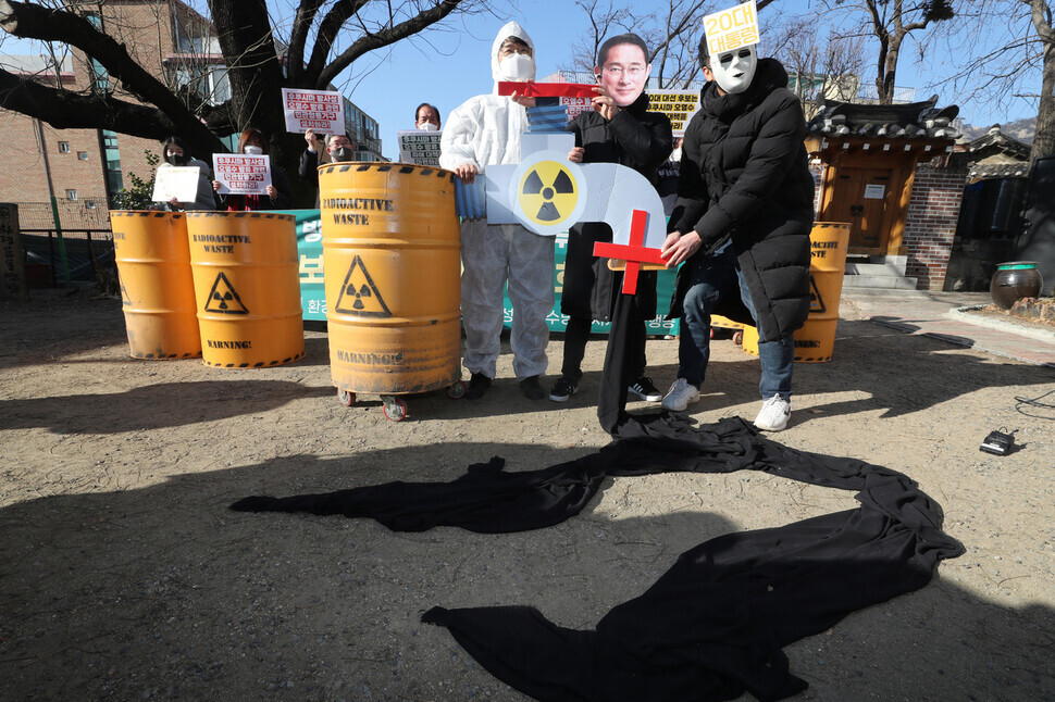 At a press conference calling on South Korean presidential candidates to set out plans for dealing with Japan’s plans to release contaminated water from the Fukushima site, members of environmental groups put on a sketch wherein one member (wearing a mask that reads: “Korea’s next president”) stops another (wearing a mask of Japanese Prime Minister Fumio Kishida) from turning the faucet on contaminated water. (Kim Tae-hyeong/The Hankyoreh)