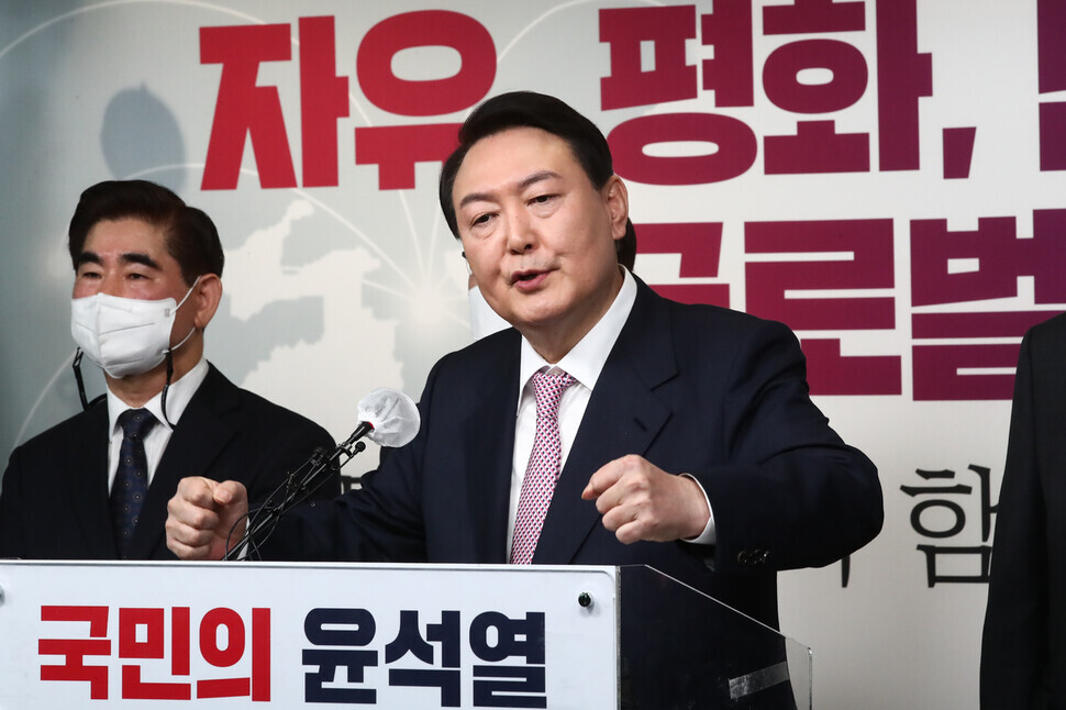 People Power Party presidential nominee Yoon Suk-yeol answers questions from the press after an announcement on his campaign’s vision for security diplomacy at the party’s headquarters in Seoul’s Yeouido neighborhood on Monday afternoon. (pool photo)