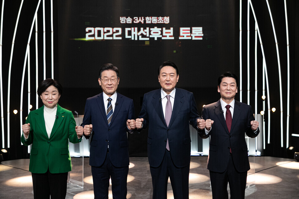 Presidential candidates Sim Sang-jung of the Justice Party, Lee Jae-myung of the Democratic Party, Yoon Suk-yeol of the People Power Party, and Ahn Cheol-soo of the People’s Party pose for a photo marking the televised debate on Thursday. (pool photo)