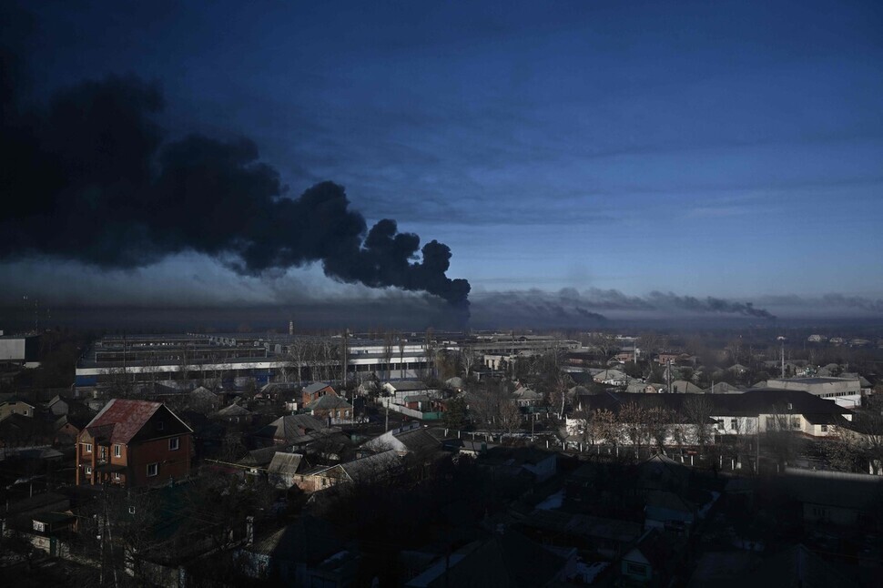 Smoke billows out of a military airport in Chuhuiv near Ukraine’s second-largest city of Kharkiv on Feb. 24, 2022. (AFP/Yonhap News)