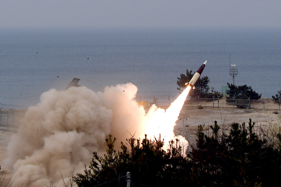 합참은 24일 오후 육해공군이 합동 지·해·공 미사일을 동해상으로 발사했다고 밝혔다. 사진은 이날 육군 전술 단거리 지대지 미사일인 에이태큼스 발사 모습. 국방부