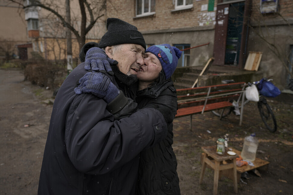 Moradores se abraçam e se beijam na bochecha no pátio de um apartamento em Posha, cidade nos arredores de Kew, na Ucrânia, no dia 3 (horário local).  Os moradores deste complexo de apartamentos vivem sem eletricidade, gás e água corrente há mais de um mês desde a invasão russa.  As forças ucranianas empurraram as forças russas para a fronteira, que recentemente invadiu as cidades ao norte de Kiyo.  Boca/A.  B.  Notícias Yonhap