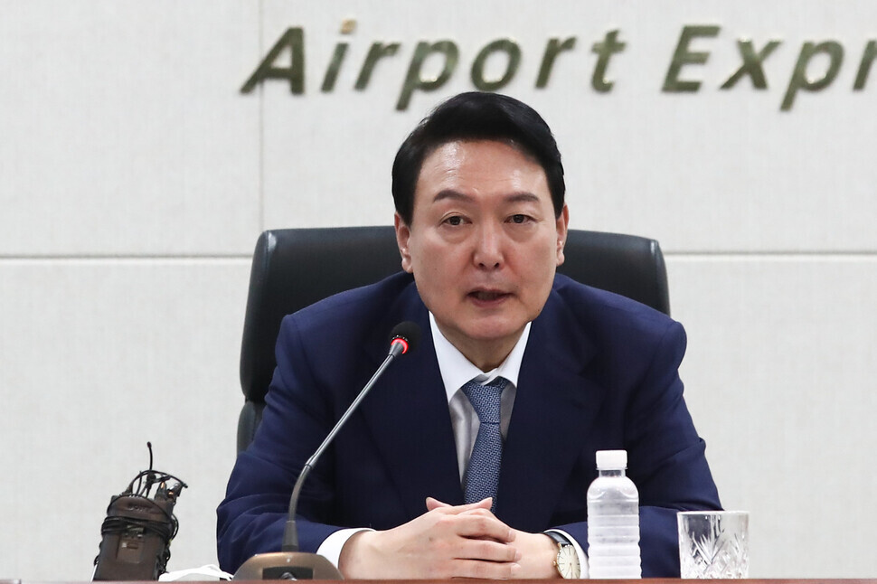 President-elect Yoon Suk-yeol speaks at a meeting at the Airport Railroad Co.’s headquarters in Incheon on April 26. (pool photo)