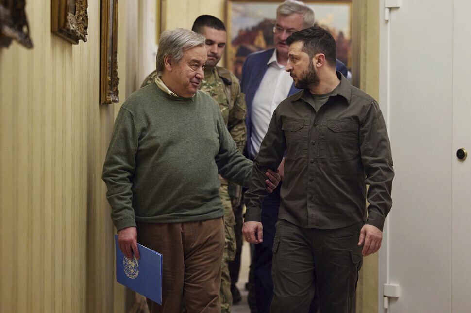 UN Secretary-General António Guterres walks with Ukrainian President Volodymyr Zelenskyy following a post-summit press conference on April 28, while Guterres visited Kyiv. (Yonhap News)