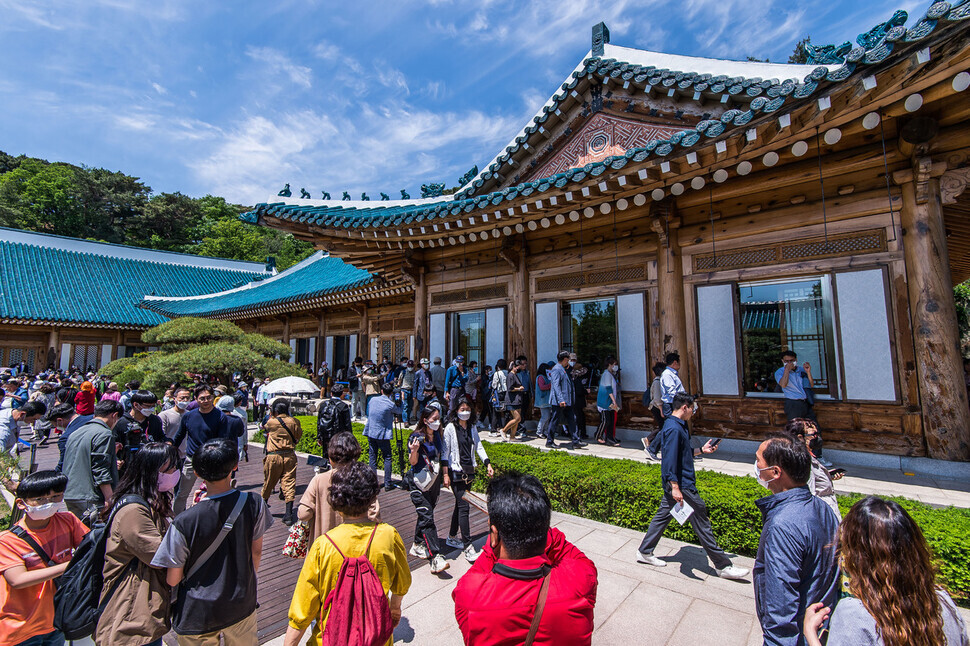 People taking part in an event marking the opening of the Blue House to the public meander through the former presidential residence’s grounds on May 10. (pool photo)