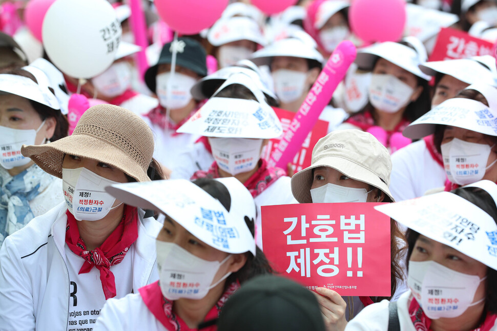 국제간호사의 날인 12일 오후 서울 세종로 동화면세점 앞에서 열린 공동 결의대회 참가자들이 ‘간호법 제정’을 촉구하고 있다. 김정효 기자
