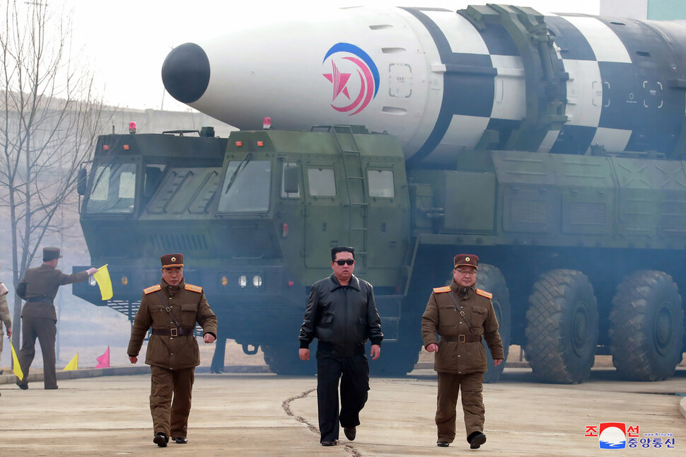 북한이 신형 대륙간탄도미사일 ‘화성-17형’ 시험발사를 단행한 다음날인 3월25일, 김정은 국무위원장(가운데)과 장창하 국방과학원장(왼쪽), 김정식 군수공업부 부부장이 나란히 걸어가고 있다. 연합뉴스