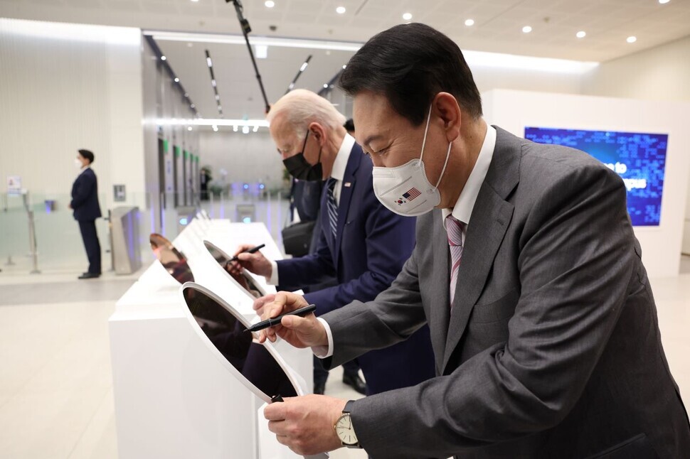 US President Joe Biden and South Korean President Yoon Suk-yeol (foreground) visit Samsung Electronics’ semiconductor plant in Pyeongtaek, Gyeonggi Province, on May 20, 2022. The presidents sign their names to 3-nanometers wafers based on GAA. (Yonhap News)