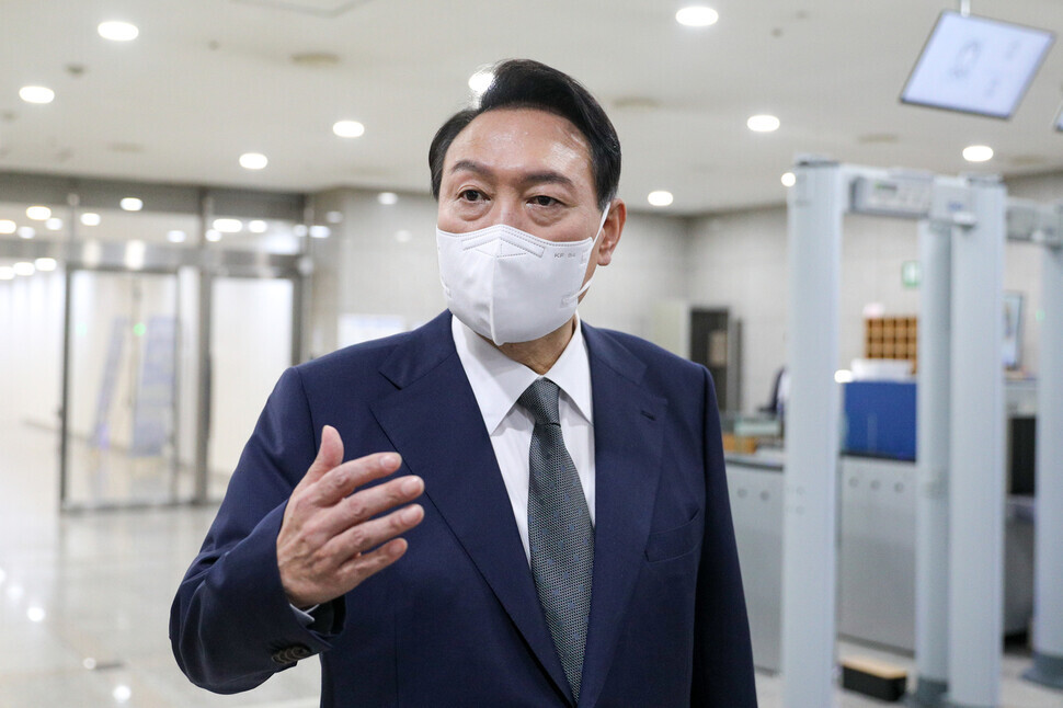 President Yoon Suk-yeol takes questions from the press as he commutes to his office on the morning of June 17. (presidential office pool photo)