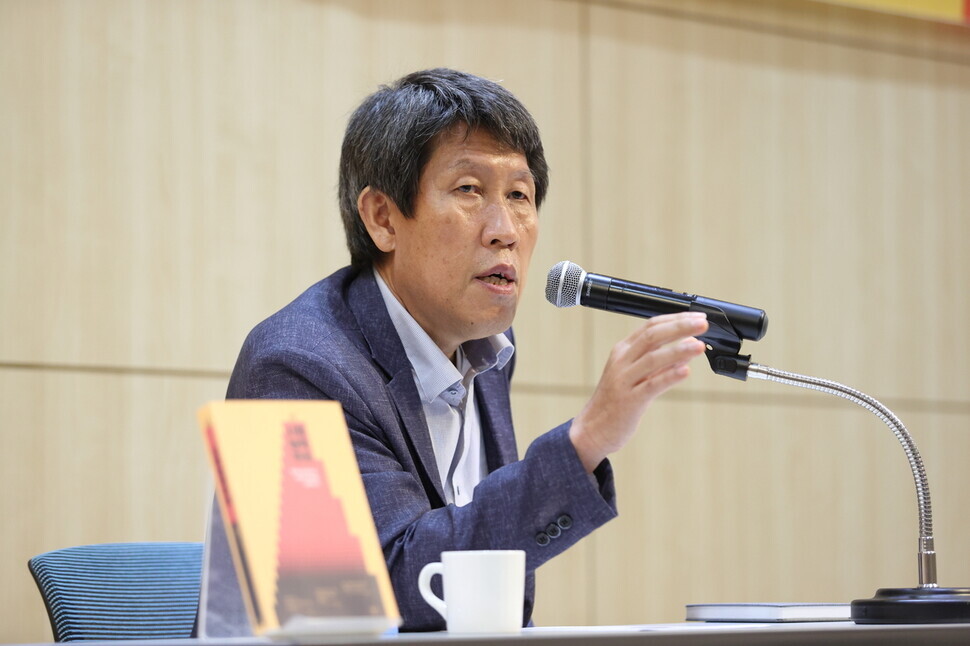 Sociologist Kim Dong-choon speaks at a presser for his new book “Test Meritocracy”